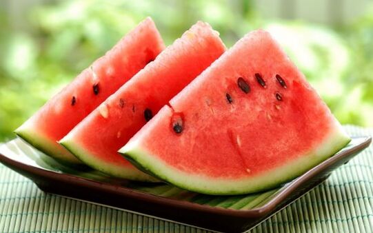 Avec un régime pastèque, vous devez consommer plusieurs kilogrammes de baies par jour. 